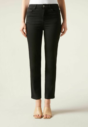 Pantalones de mezclilla negros con un corte ajustado, que cuentan con un diseño clásico de cinco bolsillos, pasadores para cinturón y cierre de botón. Textura suave y pierna recta.