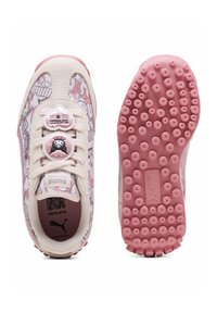 Sneakers Puma mają różowo-białą konstrukcję z zabawnym wzorem. Teksturowana gumowa podeszwa z okrągłymi wypustkami, zapięcie na trzy przyciski i logo.