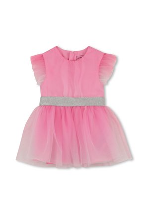Robe rose pour tout-petit avec des manches transparentes volantées, une ceinture argentée scintillante et une jupe en tulle à plusieurs couches.