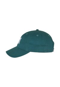 Selle türki värvi tekstiilist pesapallimüts, millel on kaardus ääreosa, ventilatsiooniaugud ja taga reguleeritav rihm. Ees minimalistik logo detail.