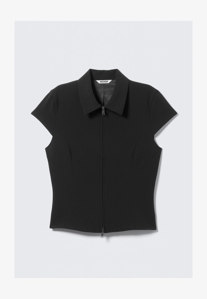 Haut noir à manches courtes avec fermeture éclair, coupe ajustée et col classique. Confectionné dans un matériau extensible pour une texture lisse.