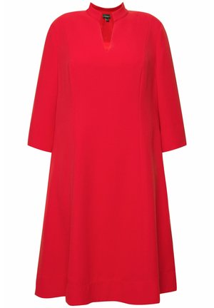 Vestido rojo de largo medio con cuello alto, mangas de media longitud y un escote en forma de llave en la parte delantera. Hecho de una tela suave con un corte relajado.