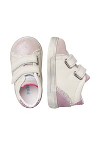 Sneaker per bambini bianchi e rosa con una tomaia texturizzata e glitterata, doppie chiusure a strappo e suola in gomma. L'interno presenta un'imbottitura morbida.