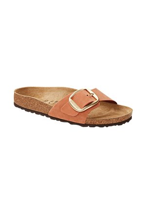 Slidesandal i ferskenfarvet ruskind med en bred rem og guldspænde, udstyret med en korkfodbed og en tekstureret brun sål.