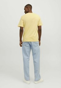 Jack & Jones O-NECK - Marškinėliai su spaudiniu - italian straw