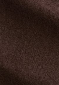 Brązowa tkanina o miękkiej, teksturowanej powierzchni, z subtelnym skośnym wzorem splotu. Kolor jest głęboki i jednolity.