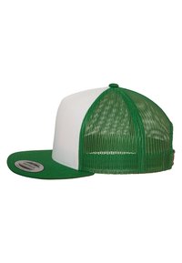 Zöld és fehér snapback sapka, szilárd zöld napellenzővel, hálós oldalsó panelekkel és egy kör alakú logós címkével az oldalon.