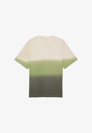 Korte mouwen gebreid t-shirt met een kleurverloop van crème aan de bovenkant naar lichtgroen en donkergroen aan de onderkant.