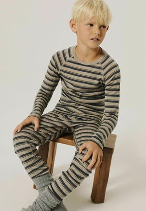 Gestreiftes Pyjama-Set in Beige und Marineblau, aus geripptem Stoff. Mit langen Ärmeln und Beinen, gerippten Bündchen und einer taillierten Passform.