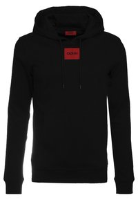 Sudadera negra de algodón con un parche de logo rectangular rojo en el frente, cordones ajustables y un bolsillo canguro en la parte delantera.