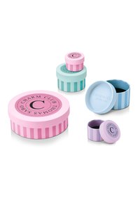 Assortiment ronde opbergdozen in pastelkleuren: roze met strepen, mintgroen en blauw. Voorzien van ronde deksels en decoratieve branding.