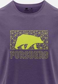 T-shirt di cotone viola con grafica di un orso geometrico giallo e la parola "FORSBERG" sotto, con scollo rotondo e maniche corte.