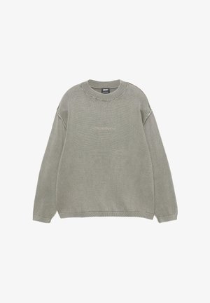 Sivi pleteni duks s okruglim izrezom, rebrastim manžetnama i rubom, s diskretnom vezom logotipa sprijeda. Meka tekstura.