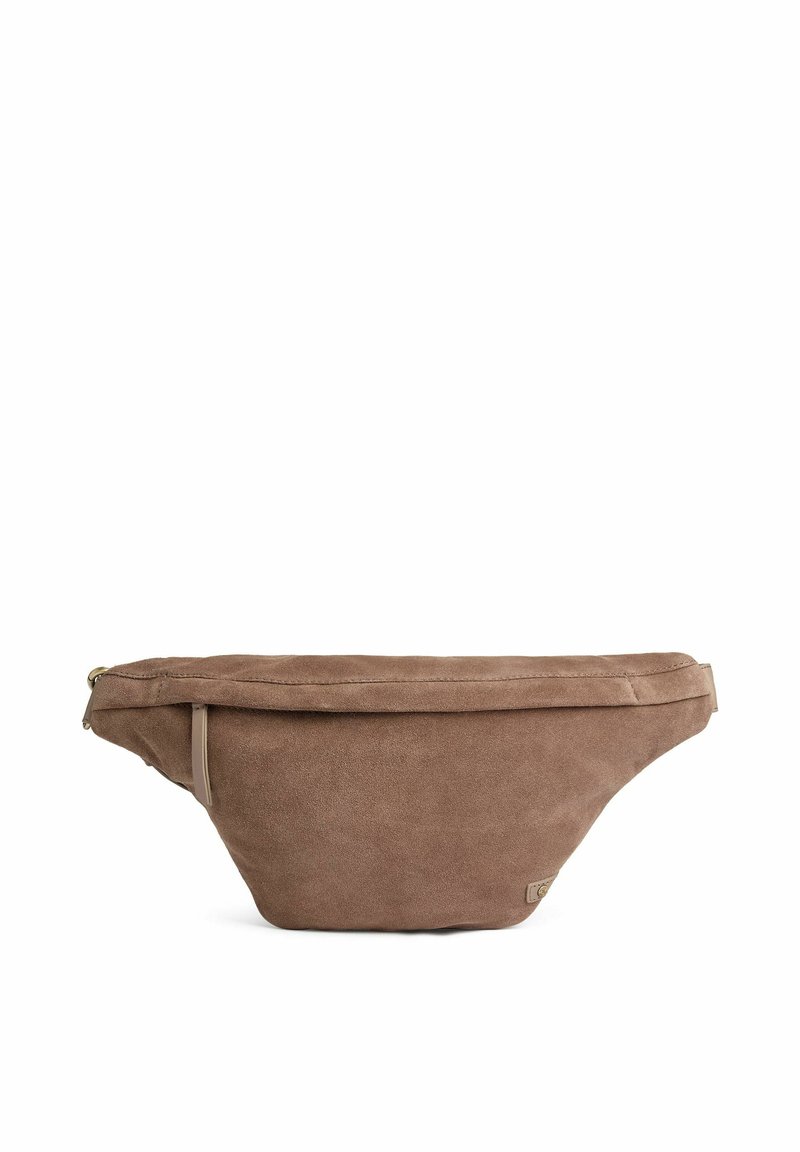 Pruun seemisvöökott horisontaalse lukuga taskuga ja reguleeritava rihmaga, mõeldud kätevabaks kandmiseks.