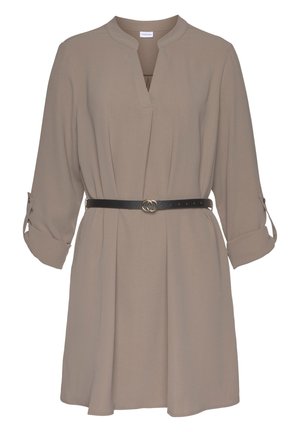 Vestido taupe de manga larga con puños enrollados, escote en V y un cinturón negro delgado con hebilla dorada de doble anilla en la cintura.
