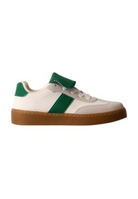 Baskets blanches avec des détails verts, des lacets blancs et une semelle en gomme beige, vues de côté sur fond blanc.