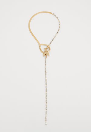 Collana in tono oro caratterizzata da una catena liscia e flessibile, decorata con un nodo ornamentale e una fila di perline trasparenti che scendono.
