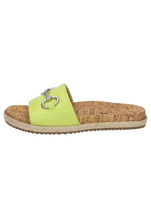 Groene leren slip-on sandaal met een ronde metalen acccent, kurken inlegzool en geweven jute buitenzool, met een vlak ontwerp en een gestructureerde oppervlakte.