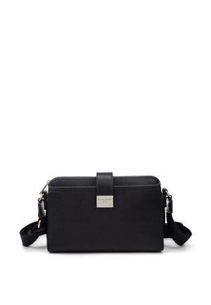 Borsa a tracolla rettangolare nera con tracolla regolabile, chiusura con cerniera e pattina frontale con piastra logo del marchio in argento.
