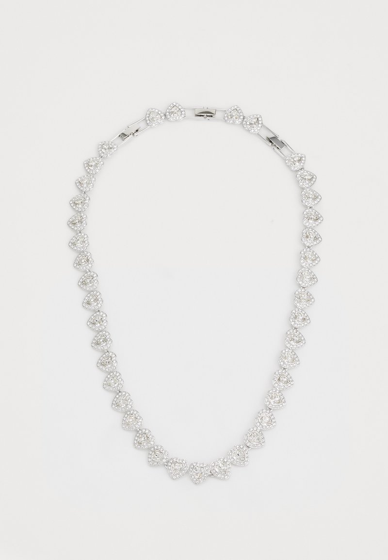 Sølvfarget halskjede med hjerteformede ledd dekorert med klare, glitrende rhinestones. Glatt, polert overflate med en sikker lås.