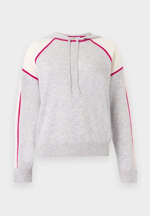 Ανοιχτό γκρι πλεκτό φούτερ με λευκά πάνελ στους ώμους και φωτεινές ροζ ραφές κατά μήκος των μανικιών και των ώμων, με κορδόνια στον λαιμό.