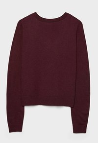 Bordeauxrood gebreide trui met lange mouwen, ronde halslijn en geribbelde manchetten. Zachte textuur met een rechte snit en zonder zichtbare patronen.
