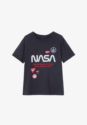 Schwarzes T-Shirt mit kurzen Ärmeln, großem weißem NASA-Logo, rotem Schriftzug "National Aeronautics and Space Administration" und fünf Abzeichen von Weltraummissionen.