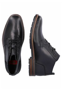 Chaussures en cuir noir avec une finition lisse et des accents texturés, avec des lacets ronds et une semelle robuste. Comprend des détails bruns contrastants.