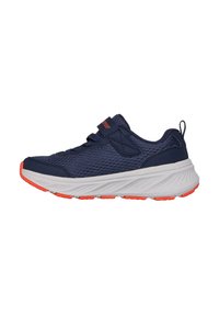 Scarpa da ginnastica blu navy con tomaia in mesh, midsole bianco e dettagli arancioni sulla suola. Presenta una chiusura a strappo e una punta arrotondata.