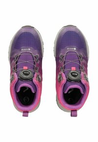 Fialové a růžové turistické boty s texturovaným svrchním materiálem, obsahující systém šněrování BOA, šedou podešví a poutko na patě.