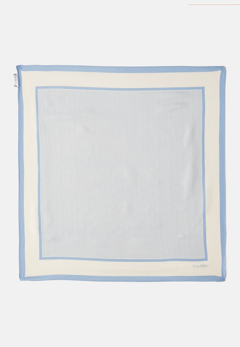 Eșarfă din mătase cu un design în dungi albastre deschise și albe, cu margine solidă albastră. Textură fină, cu margine finisată.