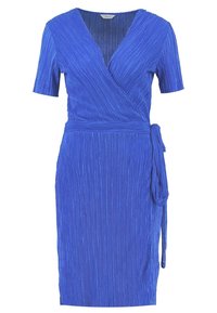 Modré skládací zavinovací šaty s výstřihem do V, krátkými rukávy a uvázaným pasem, vyrobené z texturované látky s vertikálními pruhy.