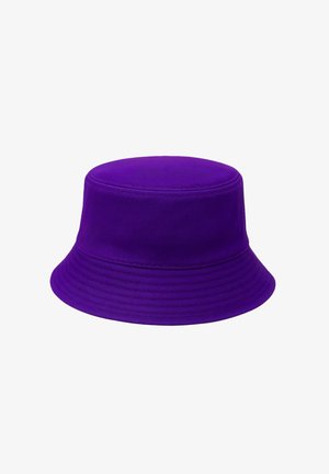 Fioletowy kapelusz typu bucket z wytrzymałej tkaniny, z płaską koroną i szerokim, opadającym rondem o subtelnej prążkowanej fakturze.