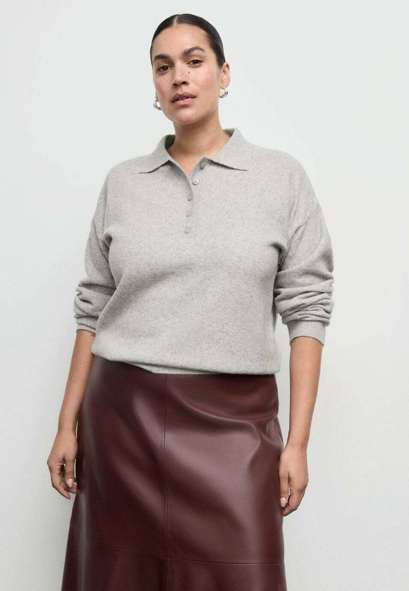 Svijetlosivi džemper s teksturom, ovratnikom i gumbima, upareni s uskom suknjom od umjetne kože u boji tamnocrvene.