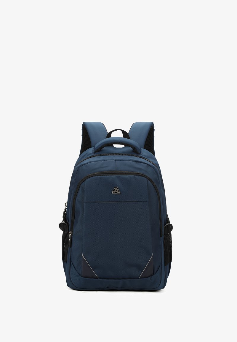 Sac à dos bleu avec plusieurs compartiments zippés, bretelles rembourrées, poches latérales en filet, et une poignée de transport sur le dessus, logo frontal visible.
