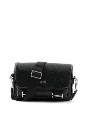 Sac bandoulière noir texturé avec sangle ajustable, boucles argentées et petite plaque métallique avec le logo "GUESS" sur le rabat avant.