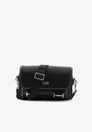 Sac bandoulière noir texturé avec sangle ajustable, boucles argentées et petite plaque métallique avec le logo "GUESS" sur le rabat avant.