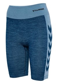 Blaue Sportschorts aus strukturiertem Stoff, mit einem hellblauen Bund und einer dunkelblauen Seitenpartie mit Chevron-Mustern.