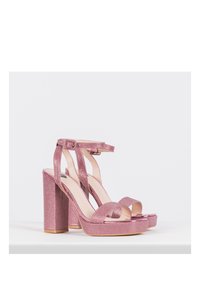 Tacchi a piattaforma rosa glitterati con tacco spesso, open toe e cinturino alla caviglia. Tessuto liscio e dettaglio della fibbia regolabile.