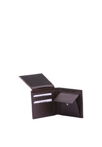 Bruine leren portemonnee met meerdere kaartsleuven, een drukknoopvak en een textuurafwerking. Open ontwerp voor gemakkelijke toegang tot de inhoud.