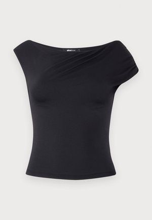 Haut noir à épaules dénudées en tissu extensible. Présente une silhouette ajustée, une texture douce et un drapé élégant sur le devant.