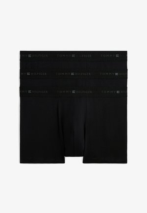 Trzy czarne bokserki ułożone jedna na drugiej, każda z elastycznym pasem z napisem "Tommy Hilfiger" w ciemnoszarych literach.