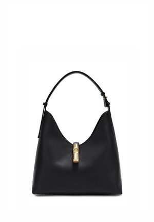 Borsa a mano in pelle nera con una singola tracolla e dettaglio centrale con chiusura dorata su sfondo bianco.