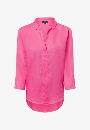 Rosa Bluse aus leichtem Stoff mit einem Kragen, Dreiviertelärmeln und einem leicht gewölbten Saum.