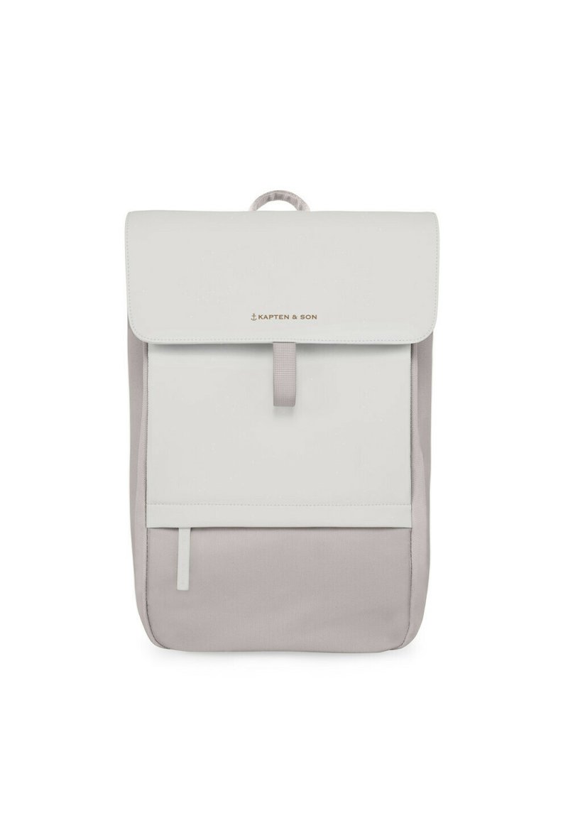 Sac à dos avec un rabat blanc et un corps gris, comportant une poche avant et une texture en tissu. Logo de la marque affiché sur le rabat.