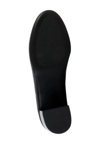 Suola di scarpa nera con una finitura liscia. Forma della punta arrotondata, tacco leggero, accento in gomma testurizzata sul retro per una presa migliore.