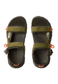 Sandale oliivivärviga, tekstuuriga jalaosaga, kaheteistkümne nailonsangaga ja oranžide aktsentidega. Omab reguleeritavaid kinnitusi ja vastupidavat kummitalda.