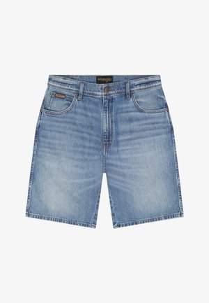 Pantaloni scurți Wrangler din denim albastru deschis, cu buzunare frontale, bucle pentru curea și închidere cu nasture, prezentând detalii subtile decolorate.