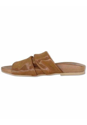 Sandalo flat in camoscio marrone con ampia fascia intrecciata e punta aperta, pensato per un uso casual.