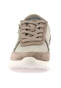 Sneaker in suede grigio con sovrapposizioni testurizzate, sistema di allacciatura prominente, dettaglio a zip e suola in gomma bianca. Logo del marchio sulla linguetta.